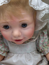 Carica l&#39;immagine nel visualizzatore di Gallery, Bambola Hasbro Real Baby Boy del 1985 di Judith Turner, nuova, vecchia scorta
