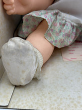Carica l&#39;immagine nel visualizzatore di Gallery, Bambola Hasbro Real Baby Boy del 1985 di Judith Turner, nuova, vecchia scorta
