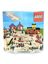 Carica l'immagine nel visualizzatore di Gallery, Front view of the sealed 1978 LEGOLAND LEGO set featuring colorful road plates.
