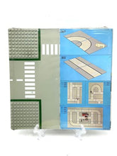 Carica l'immagine nel visualizzatore di Gallery, Close-up of the packaging showing various building pieces and detailed layout.
