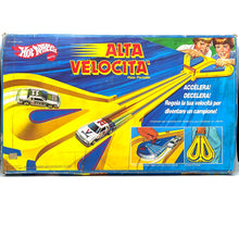 Carica l'immagine nel visualizzatore di Gallery, Hot Wheels Speed Shifter 500 Set packaging view featuring race track layout and cars.
