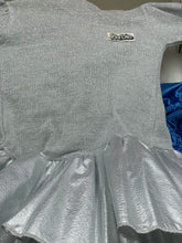 Carica l'immagine nel visualizzatore di Gallery, Gray dress with short sleeves and ruffled skirt from a front view.
