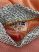 Carica l'immagine nel visualizzatore di Gallery, Close-up of clothing tag showing brand label and care instructions.

