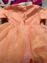 Carica l'immagine nel visualizzatore di Gallery, Back view of orange dress featuring buttons and pleats.
