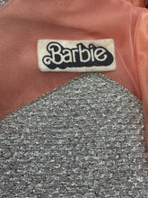 Carica l'immagine nel visualizzatore di Gallery, Detail view of Barbie tag displaying logo and text.
