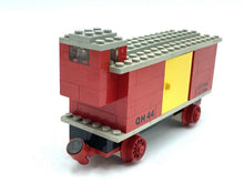 Carica l'immagine nel visualizzatore di Gallery, LEGO 720 - 3 Wagon side view displaying a red and yellow design with a wheeled base.
