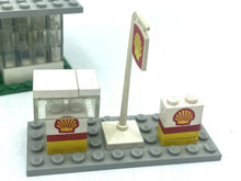 Carica l'immagine nel visualizzatore di Gallery, LEGO accessories close-up featuring flag pole and two stands.
