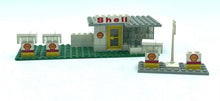 Carica l'immagine nel visualizzatore di Gallery, LEGO 690 Shell Station front view with multiple structures and flag.
