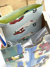 Carica l'immagine nel visualizzatore di Gallery, Close-up detail of LEGO pieces inside the box with blue, red, and green colors.
