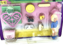 Carica l'immagine nel visualizzatore di Gallery, LEGO accessories featuring a heart shape and smiley face character figure.
