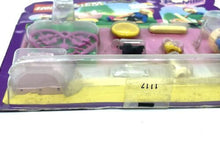Carica l'immagine nel visualizzatore di Gallery, Detail view of LEGO playset components with various accessories and character figures.
