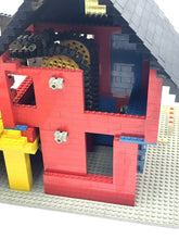 Carica l'immagine nel visualizzatore di Gallery, LEGO structure detail with an open design and roof.
