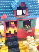 Carica l'immagine nel visualizzatore di Gallery, Close-up of a LEGO bird figure with a colorful design.
