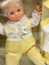 Carica l'immagine nel visualizzatore di Gallery, Sebino Baby Uno doll in yellow outfit with blonde hair and blue eyes.
