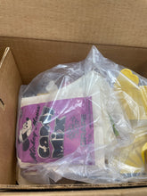 Carica l'immagine nel visualizzatore di Gallery, Packaged items in plastic wrap showcasing box packaging.

