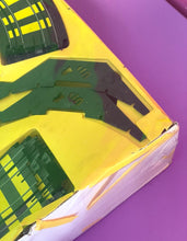 Load image into Gallery viewer, Tyco Daredevil Super Cliff Turbovettes Set yellow packaging detail with corner damage.
