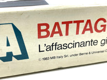 Load image into Gallery viewer, Detail view of the side of the MB board game Affonda la flotta box with brand logo.

