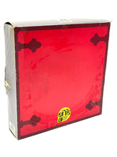Carica l'immagine nel visualizzatore di Gallery, Effe Bambole Franca back view of the red box featuring a plain back and sticker.
