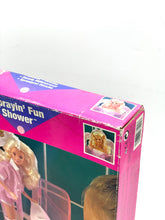 Carica l'immagine nel visualizzatore di Gallery, Mattel Barbie Sprayin Fun Shower packaging front view with colorful graphics on a white background.
