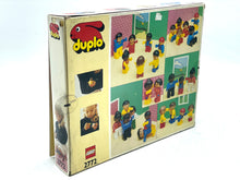 Carica l'immagine nel visualizzatore di Gallery, Lego Duplo open box view displaying colorful design and various figures inside.
