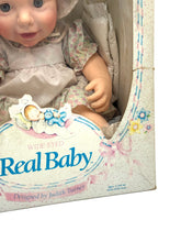 Carica l&#39;immagine nel visualizzatore di Gallery, Bambola Hasbro Real Baby Boy del 1985 di Judith Turner, nuova, vecchia scorta
