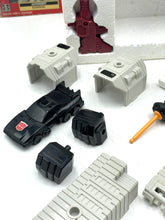 Carica l&#39;immagine nel visualizzatore di Gallery, 1985 Transformers G1 Metroplex Guardian Robot Hasbro Takara
