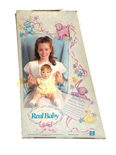Carica l&#39;immagine nel visualizzatore di Gallery, Bambola Hasbro Real Baby Boy del 1985 di Judith Turner, nuova, vecchia scorta
