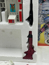 Carica l&#39;immagine nel visualizzatore di Gallery, 1985 Transformers G1 Metroplex Guardian Robot Hasbro Takara
