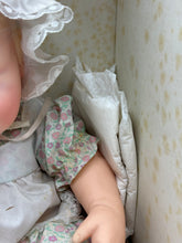 Carica l&#39;immagine nel visualizzatore di Gallery, Bambola Hasbro Real Baby Boy del 1985 di Judith Turner, nuova, vecchia scorta
