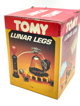 Carica l&#39;immagine nel visualizzatore di Gallery, Tomy 1982 Space Pets Stretch-legged Stoomdorm Robot new old stock
