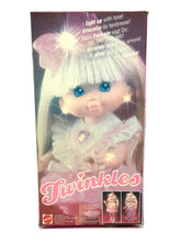 Carica l&#39;immagine nel visualizzatore di Gallery, Bambola Twinkles Mattel 1990 – Rara edizione italiana vintage (NOS)
